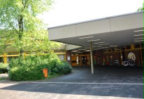 Man sieht den Haupteingang der LVR-Christy-Brown-Schule.