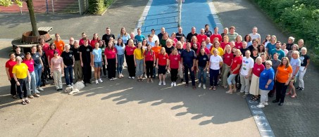 Ein Gruppenfoto der Mitarbeiterinnen und Mitarbeiter der CBS auf dem Pausenhof.