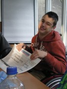 Ein Schüler nimmt einen Scheck über 4000 Euro für das Erreichen des 4. Platzes bei der Sparda Spendenwahl 2013 entgegen.