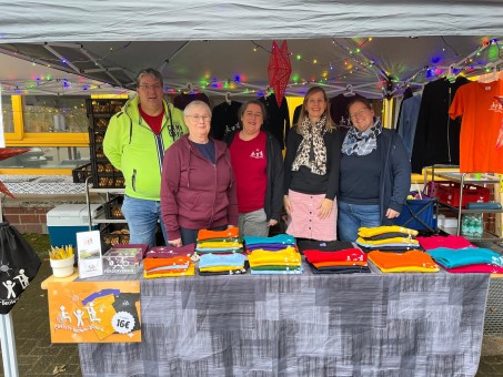 Die Mitglieder des F&ouml;rdervereins der CBS an Verkaufsstand f&uuml;r T-Shirts