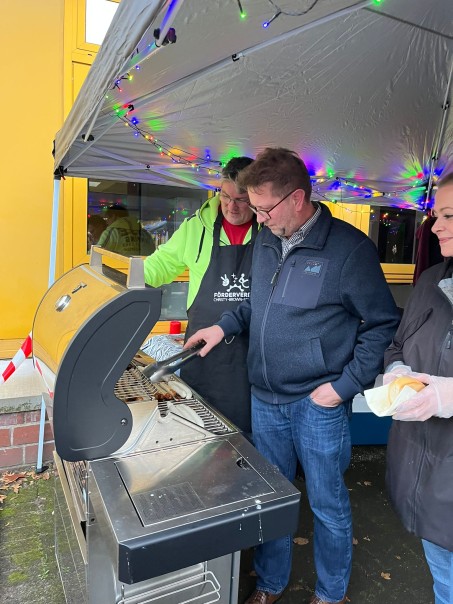 Schulleiter Herr Peters am Grill