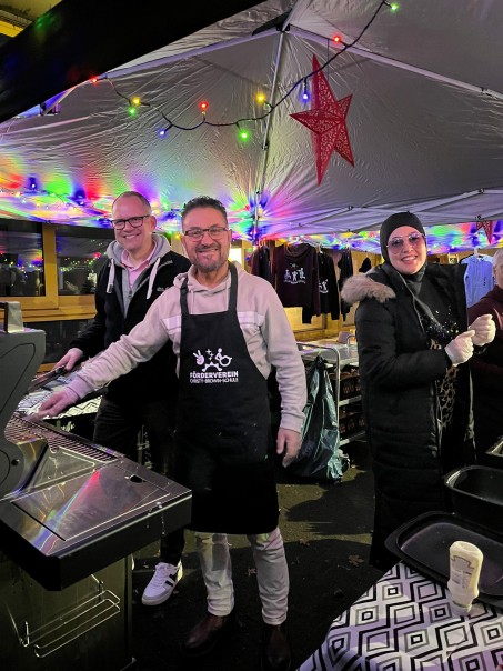 Mitglieder des F&ouml;rdervereins am Grill