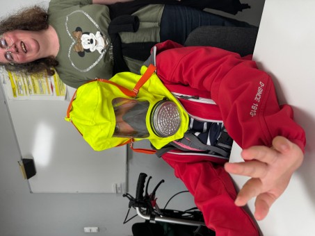 Ein Schüler hat eine Atemmaske