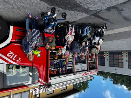 Die Nemo-Klasse der CBS steht vor einem Feuerwehrwagen in der Feuerwache Hamborn.