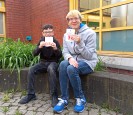 Die beiden Schüler Alessandro und Johneson aus der Klasse 8 zeigen ihr neues Schwimmabzeichen Seepferdchen.