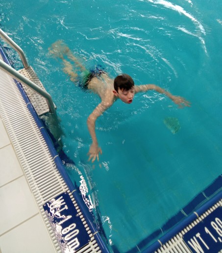 Der Schüler Alessandro bei der Schwimmprüfung im Wasser.