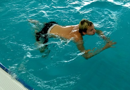 Der Schüler Johneson schwimmt im Wasser.