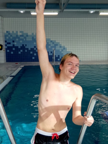 Der Schüler Johneson nach dem erfolgreichen Streckenschwimmen.