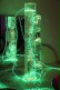 beleuchtete Wassersäule mit Lichtschlangen im Spiegellabyrinth
